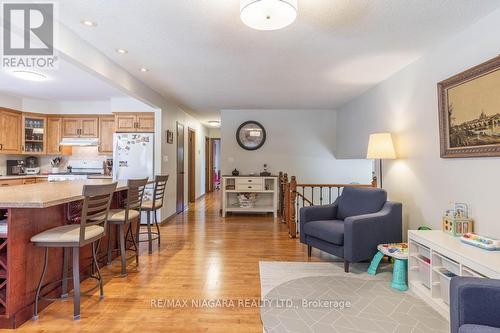 6195 Delta Drive, Niagara Falls, ON - Indoor Photo Showing Living Room