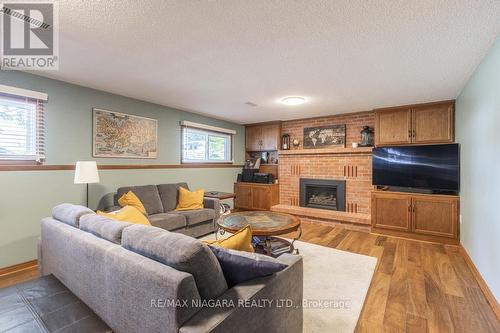 6195 Delta Drive, Niagara Falls, ON - Indoor Photo Showing Living Room With Fireplace