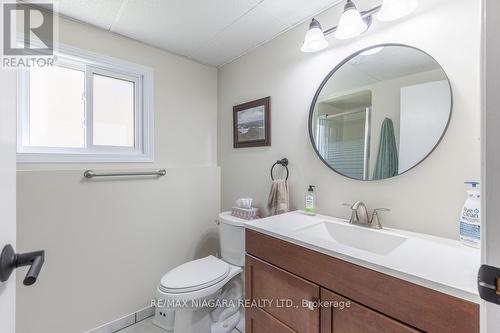 6195 Delta Drive, Niagara Falls, ON - Indoor Photo Showing Bathroom