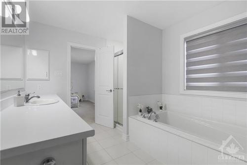 668 Decoeur Drive, Ottawa, ON - Indoor Photo Showing Bathroom