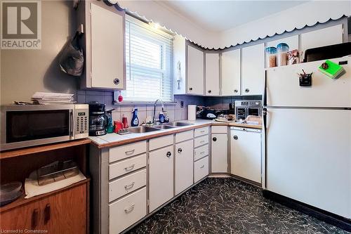 39 Weir Street S, Hamilton, ON - Indoor Photo Showing Kitchen With Double Sink