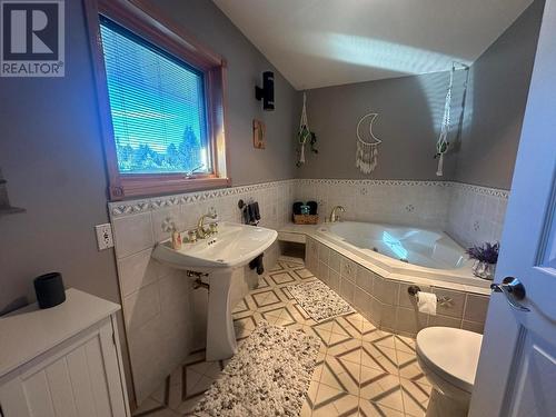 118 Weeks Road, Genelle, BC - Indoor Photo Showing Bathroom