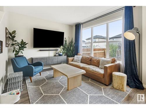 15184 25 St Nw, Edmonton, AB - Indoor Photo Showing Living Room