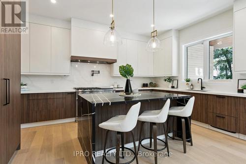 2082 Bridge Road W, Oakville, ON - Indoor Photo Showing Kitchen With Upgraded Kitchen