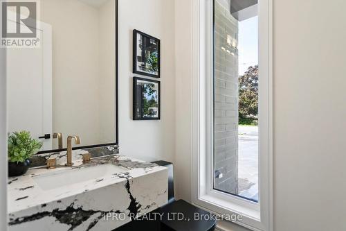 2082 Bridge Road W, Oakville, ON - Indoor Photo Showing Bathroom