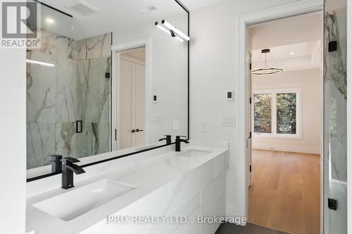 2082 Bridge Road W, Oakville, ON - Indoor Photo Showing Bathroom