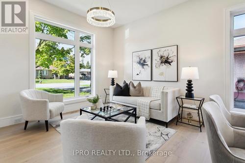 2082 Bridge Road W, Oakville, ON - Indoor Photo Showing Living Room