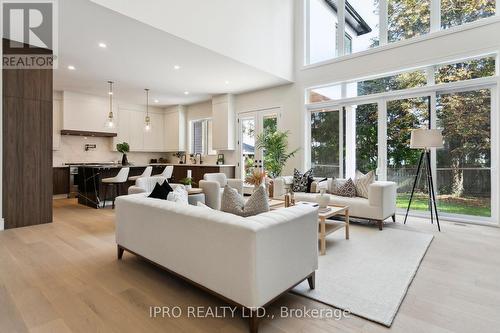 2082 Bridge Road W, Oakville, ON - Indoor Photo Showing Living Room