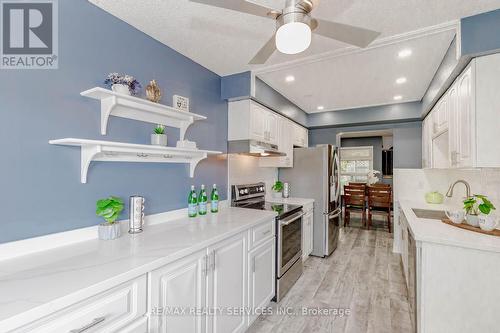 32 Simmons Boulevard, Brampton, ON - Indoor Photo Showing Kitchen