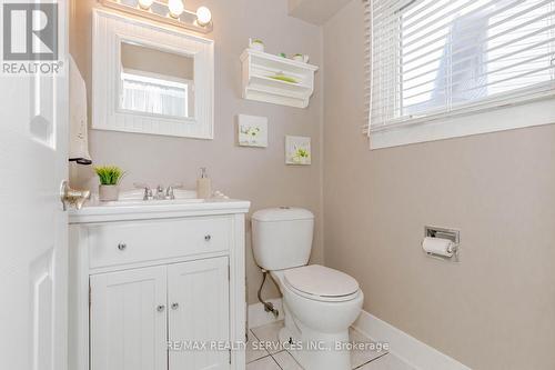 32 Simmons Boulevard, Brampton, ON - Indoor Photo Showing Bathroom