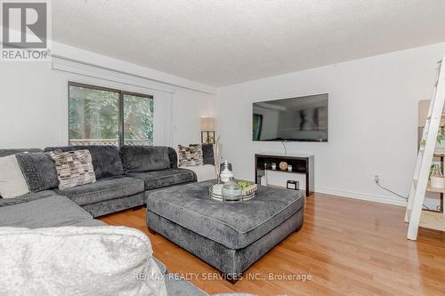 32 Simmons Boulevard, Brampton, ON - Indoor Photo Showing Living Room