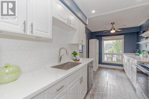 32 Simmons Boulevard, Brampton, ON - Indoor Photo Showing Kitchen With Upgraded Kitchen