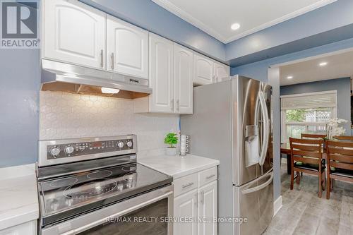 32 Simmons Boulevard, Brampton, ON - Indoor Photo Showing Kitchen