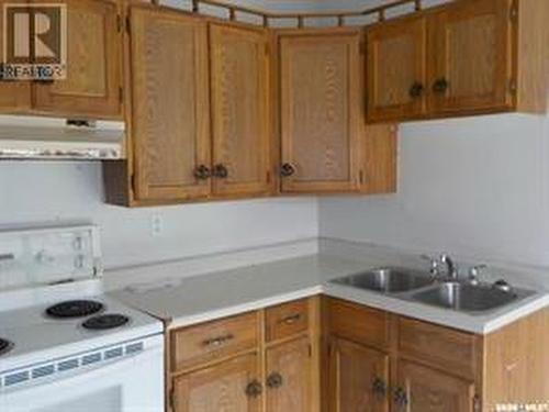 413 Idylwyld Drive N, Saskatoon, SK - Indoor Photo Showing Kitchen With Double Sink