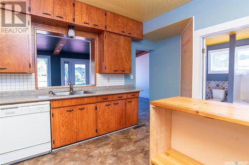 308 2Nd Street E, Wynyard, SK - Indoor Photo Showing Kitchen With Double Sink