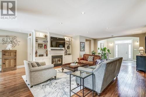 7 Falling Leaf Court, Aurora, ON - Indoor Photo Showing Living Room With Fireplace