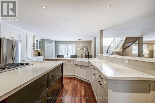 7 Falling Leaf Court, Aurora, ON - Indoor Photo Showing Kitchen With Upgraded Kitchen