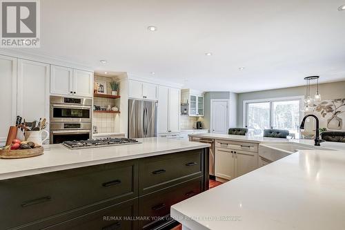 7 Falling Leaf Court, Aurora, ON - Indoor Photo Showing Kitchen With Upgraded Kitchen