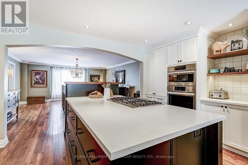 7 Falling Leaf Court, Aurora, ON - Indoor Photo Showing Kitchen With Upgraded Kitchen