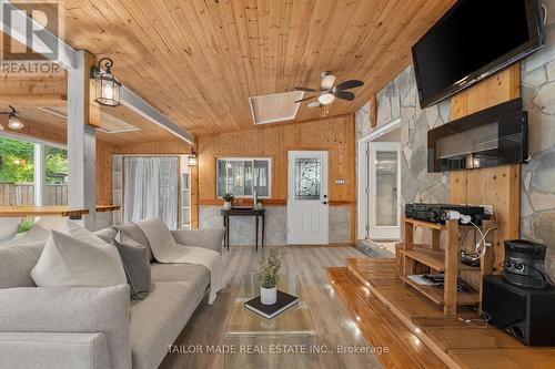 42 Centre Street N, Brampton, ON - Indoor Photo Showing Living Room