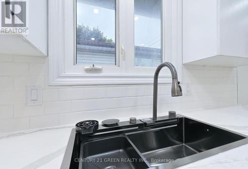 958 South Service Road, Mississauga, ON - Indoor Photo Showing Kitchen With Double Sink