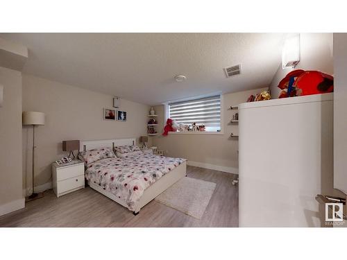 4152 Cameron Heights Pt Nw, Edmonton, AB - Indoor Photo Showing Bedroom