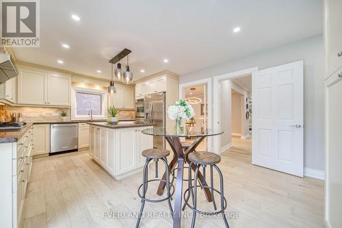 8 Elliotwood Court, Toronto, ON - Indoor Photo Showing Kitchen With Upgraded Kitchen