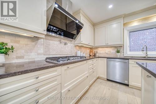 8 Elliotwood Court, Toronto, ON - Indoor Photo Showing Kitchen With Upgraded Kitchen