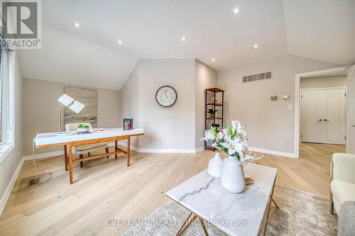 8 Elliotwood Court, Toronto, ON - Indoor Photo Showing Living Room