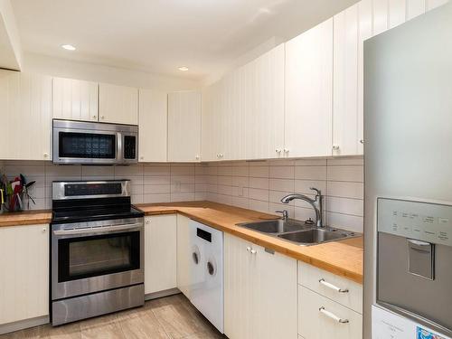 2-502 Dallas Rd, Victoria, BC - Indoor Photo Showing Kitchen With Double Sink