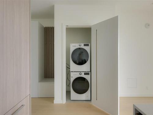 1603-2000 Hannington Rd, Langford, BC - Indoor Photo Showing Laundry Room