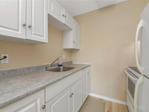 303-380 Brae Rd, Duncan, BC - Indoor Photo Showing Kitchen