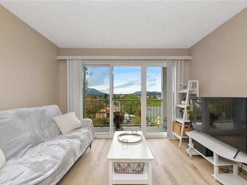 303-380 Brae Rd, Duncan, BC - Indoor Photo Showing Living Room