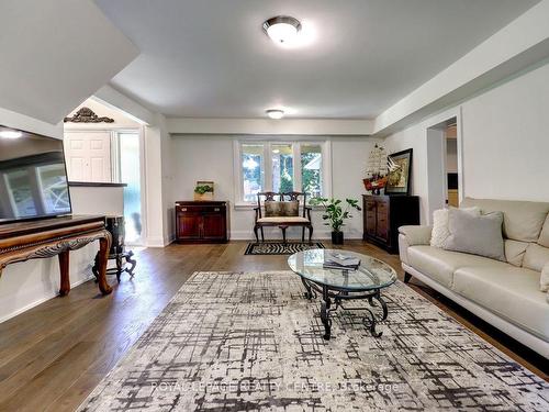 8 Bell Royal Crt, Toronto, ON - Indoor Photo Showing Living Room