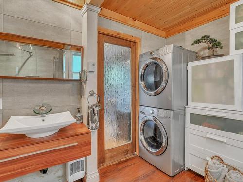 Bathroom - 84 Ch. De La Source, Val-Des-Monts, QC - Indoor Photo Showing Laundry Room