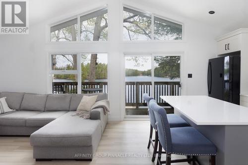 1403 Crystal Lake Road, Galway-Cavendish And Harvey, ON - Indoor Photo Showing Living Room