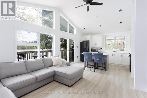 1403 Crystal Lake Road, Galway-Cavendish And Harvey, ON - Indoor Photo Showing Living Room