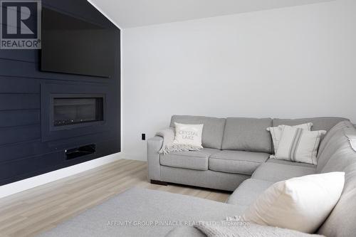 1403 Crystal Lake Road, Galway-Cavendish And Harvey, ON - Indoor Photo Showing Living Room