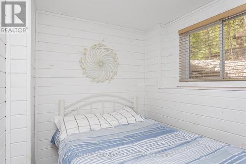 1403 Crystal Lake Road, Galway-Cavendish And Harvey, ON - Indoor Photo Showing Bedroom