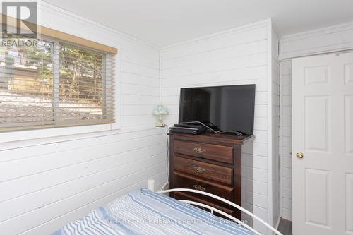 1403 Crystal Lake Road, Galway-Cavendish And Harvey, ON - Indoor Photo Showing Bedroom