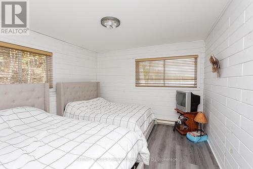 1403 Crystal Lake Road, Galway-Cavendish And Harvey, ON - Indoor Photo Showing Bedroom