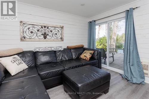 1403 Crystal Lake Road, Galway-Cavendish And Harvey, ON - Indoor Photo Showing Living Room