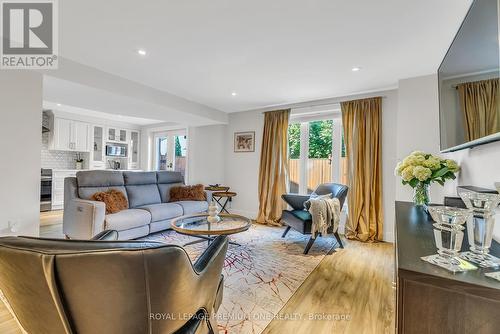 380 Wood Duck Lane, Newmarket, ON - Indoor Photo Showing Living Room