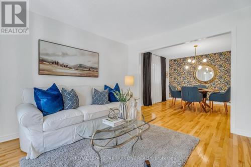 380 Wood Duck Lane, Newmarket, ON - Indoor Photo Showing Living Room