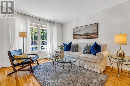 380 Wood Duck Lane, Newmarket, ON - Indoor Photo Showing Living Room