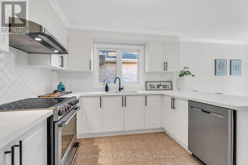 380 Wood Duck Lane, Newmarket, ON - Indoor Photo Showing Kitchen With Upgraded Kitchen