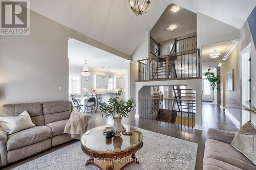 1031 Quarry Drive, Innisfil, ON - Indoor Photo Showing Living Room