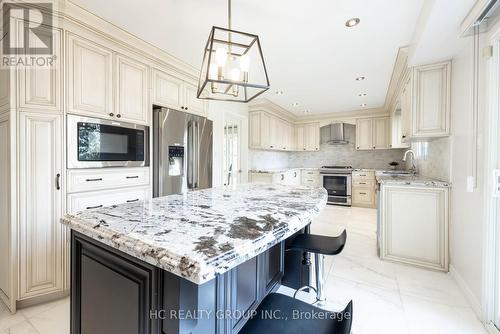 2 Carpenter Court, Markham, ON - Indoor Photo Showing Kitchen With Upgraded Kitchen