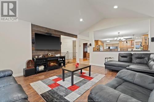 255 Golfview Drive, Amherstburg, ON - Indoor Photo Showing Living Room