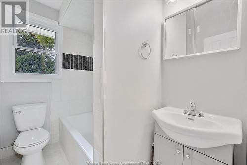 3189 Clemenceau, Windsor, ON - Indoor Photo Showing Bathroom